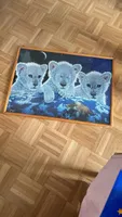Gemälde junger Lösslöwen auf Erde mit Mond gerahmt 40x60 cm