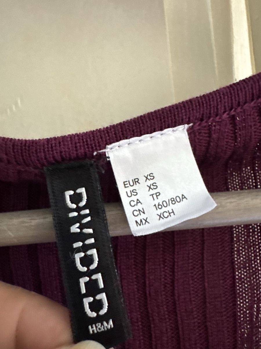 H&M Top: Wine-colored ribbed wrap top, size XS, perfect for fall. – Usato da Zürich venduto da olalinda 2