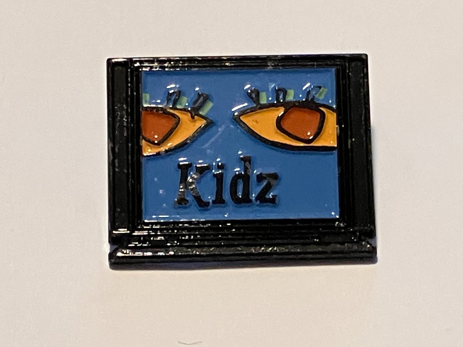 Plaketten & Abzeichen: 1 Pin Kidz – Gebraucht aus Basel von djwwpp