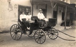 Pferdekutsche mit Kutscher und zwei Frauen