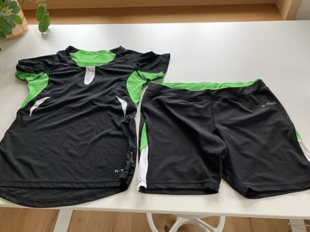 Sport Oberteil und Sporthose kurz gr 40