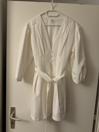 Robe blanche élégante, idéale pour le printemps! Taille M