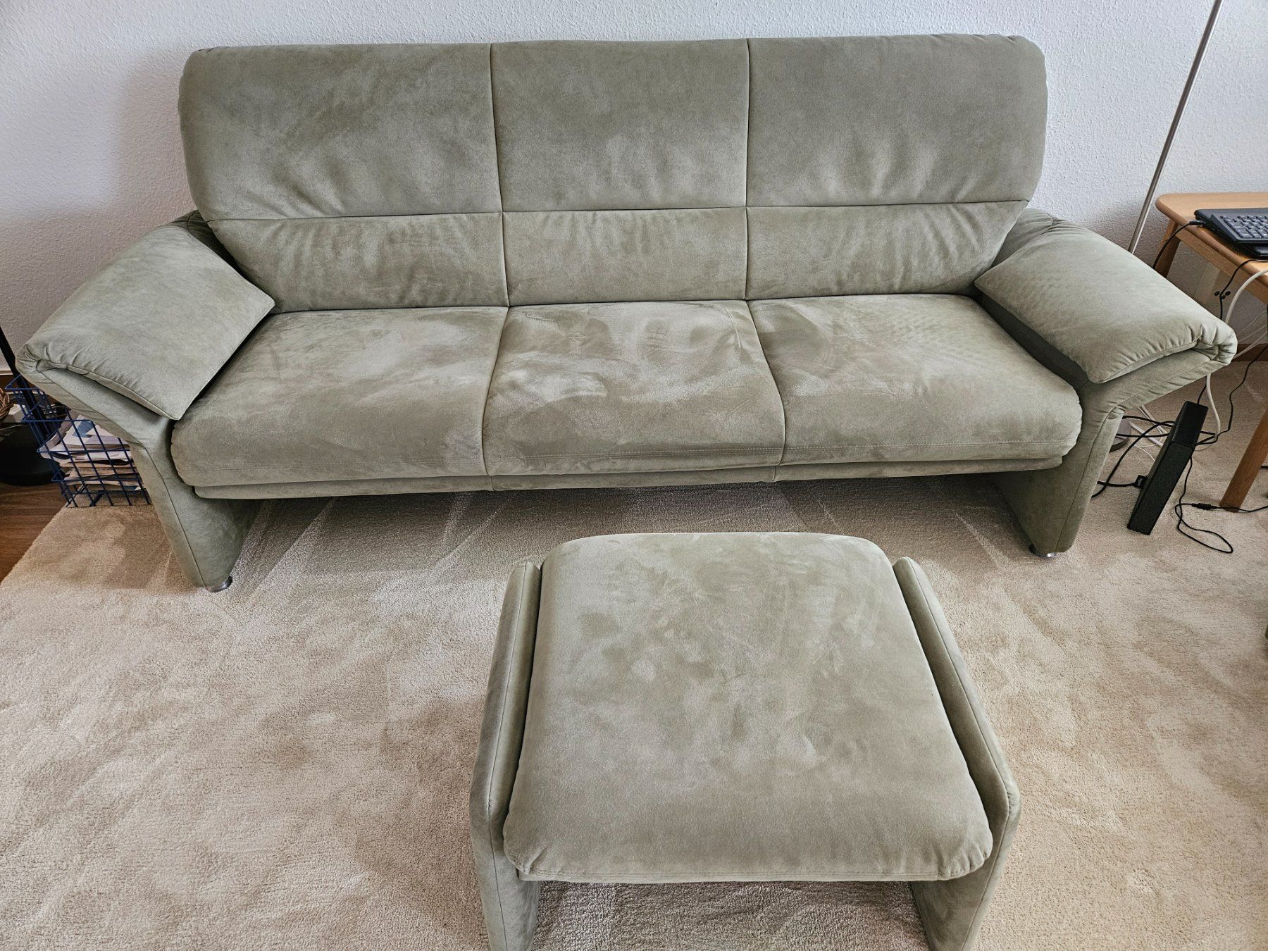 Divani: Sofa mit Hocker hellgrün Alcantara – Usato da Lyss venduto da sabethka