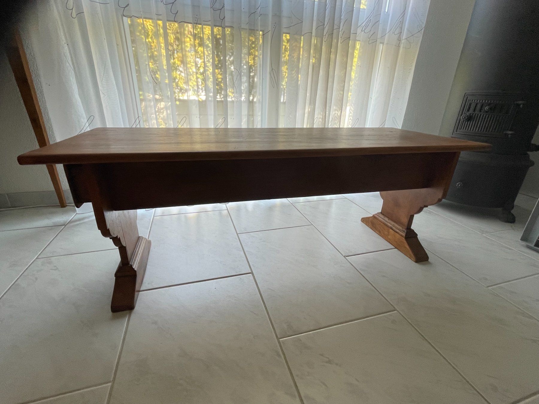 Set di tavolo e panche: ALTE HOLZBANK  MIT SEITEN-SCHUBLADEN – Usato da Uhwiesen venduto da Uhwiesen