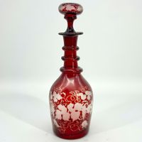 Carafe à liqueur en cristal de Bohème rouge taillé et ciselé
