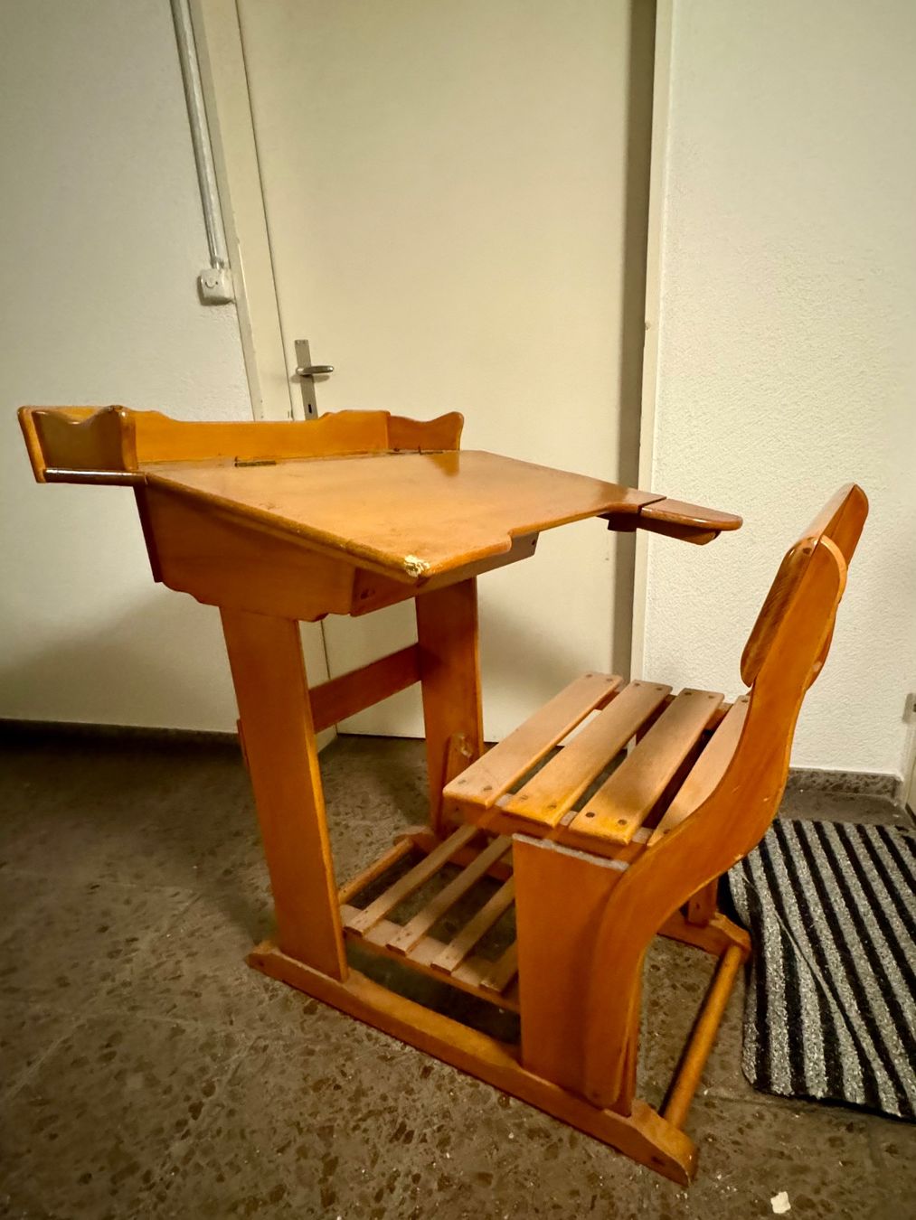 Schreibtische: altes massives Schülerpult – Gebraucht aus Zürich von Fore_02