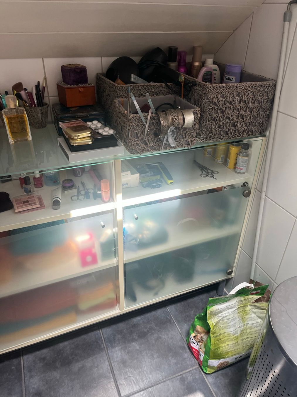 Cassettiere: Kostenlos Sideboard weiss mit Glasabdeckung und Glasfronten – Usato da Balterswil venduto da AndreaBlume10 6