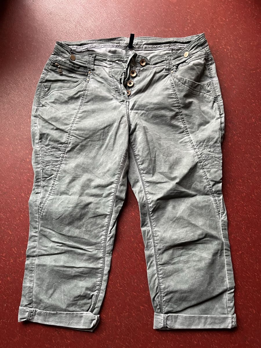 Cecil Pantaloni: Damen Capri Hose grau Grösse 30 – Usato da Wiggen venduto da Zauber_fee