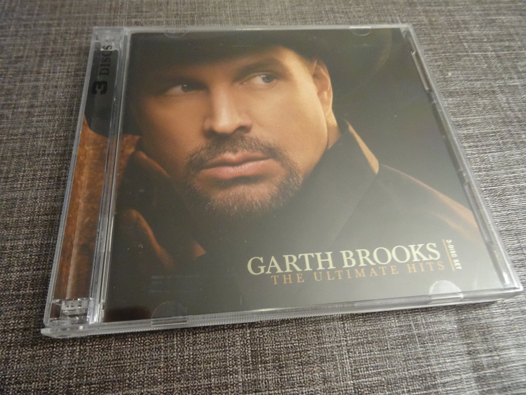 CD: Garth Brooks - The Ultimate Hits - 3CDs - – Usato da Olten venduto da Disc-Ausverkauf