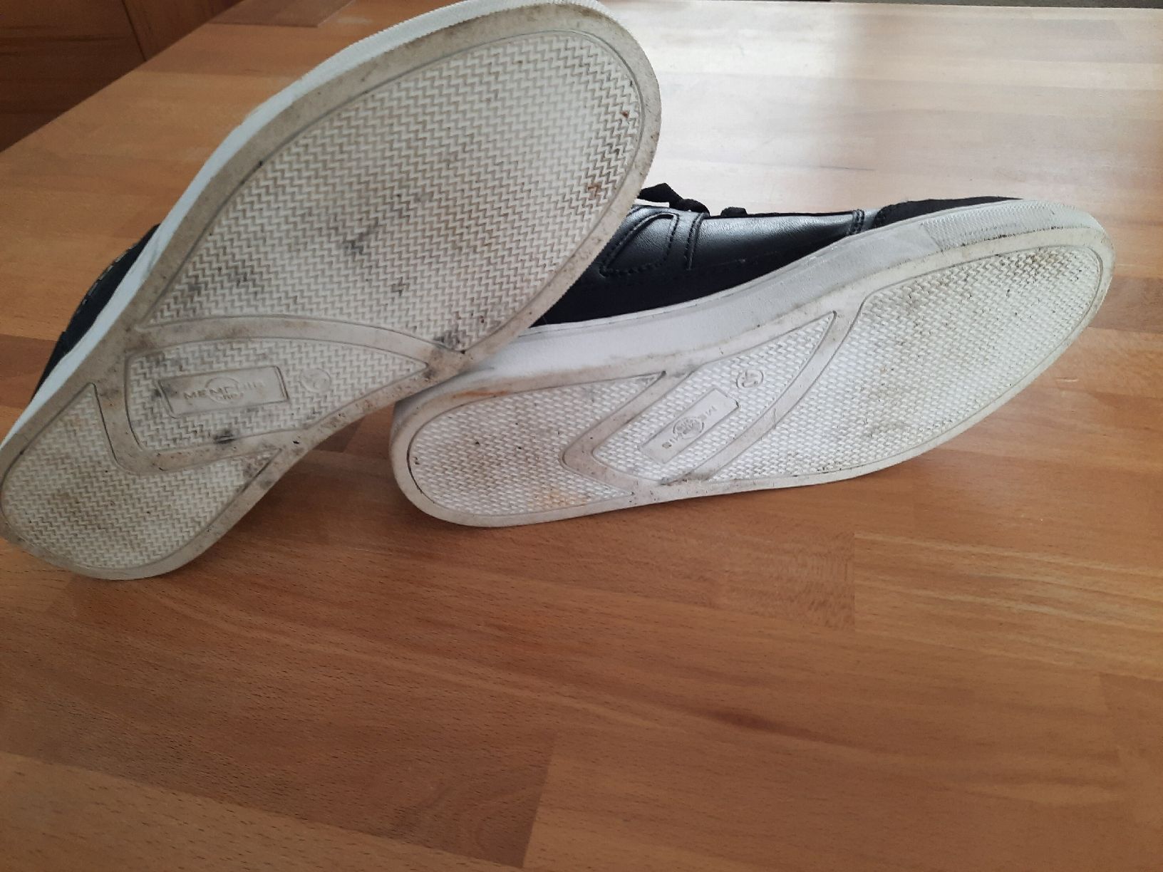 Scarpe per ragazzi: schwarze  Sneaker, Grösse 40, Schwarz, – Usato da Jonschwil venduto da sonja8472 2