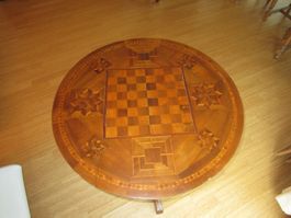 Brienzer Spieltisch, rund,  massiv Nussbaum