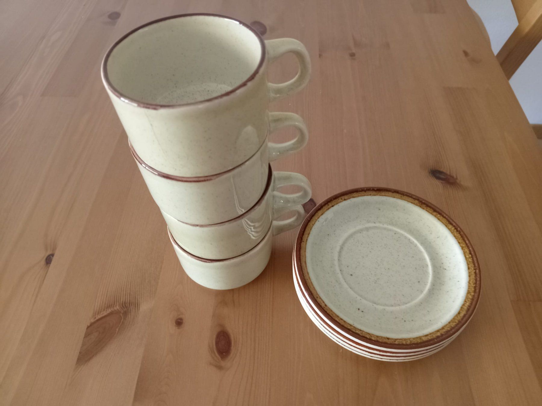 Set di piatti: Tasses pour cafe avec assiettes – Usato da Lausanne venduto da hdo_d2mm