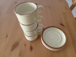 Tasses pour cafe avec assiettes