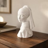 3D-gedruckte Frauenstatue mit Perlenohrringen