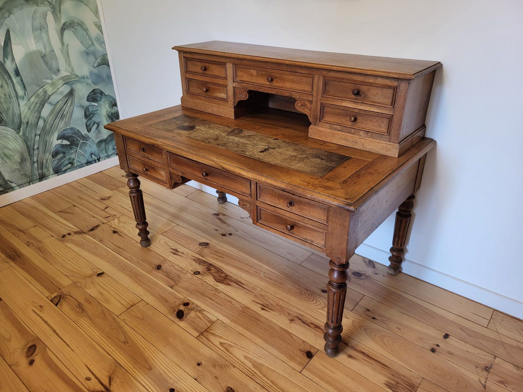 Scrivanie: Bureau en noyer avec cuir vert – Usato da Ballens venduto da jcd_l6pr