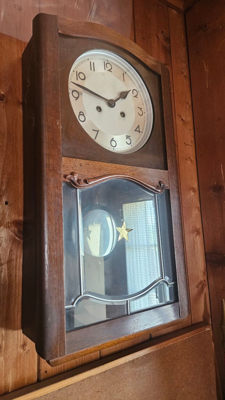 Uhren: Wanduhr Holz mit Pendel – Gebraucht aus Suhr von Jensdetlef 1
