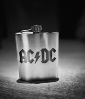AC/DC Flachmann aus Edelstahl - Rock on diesen Sommer!