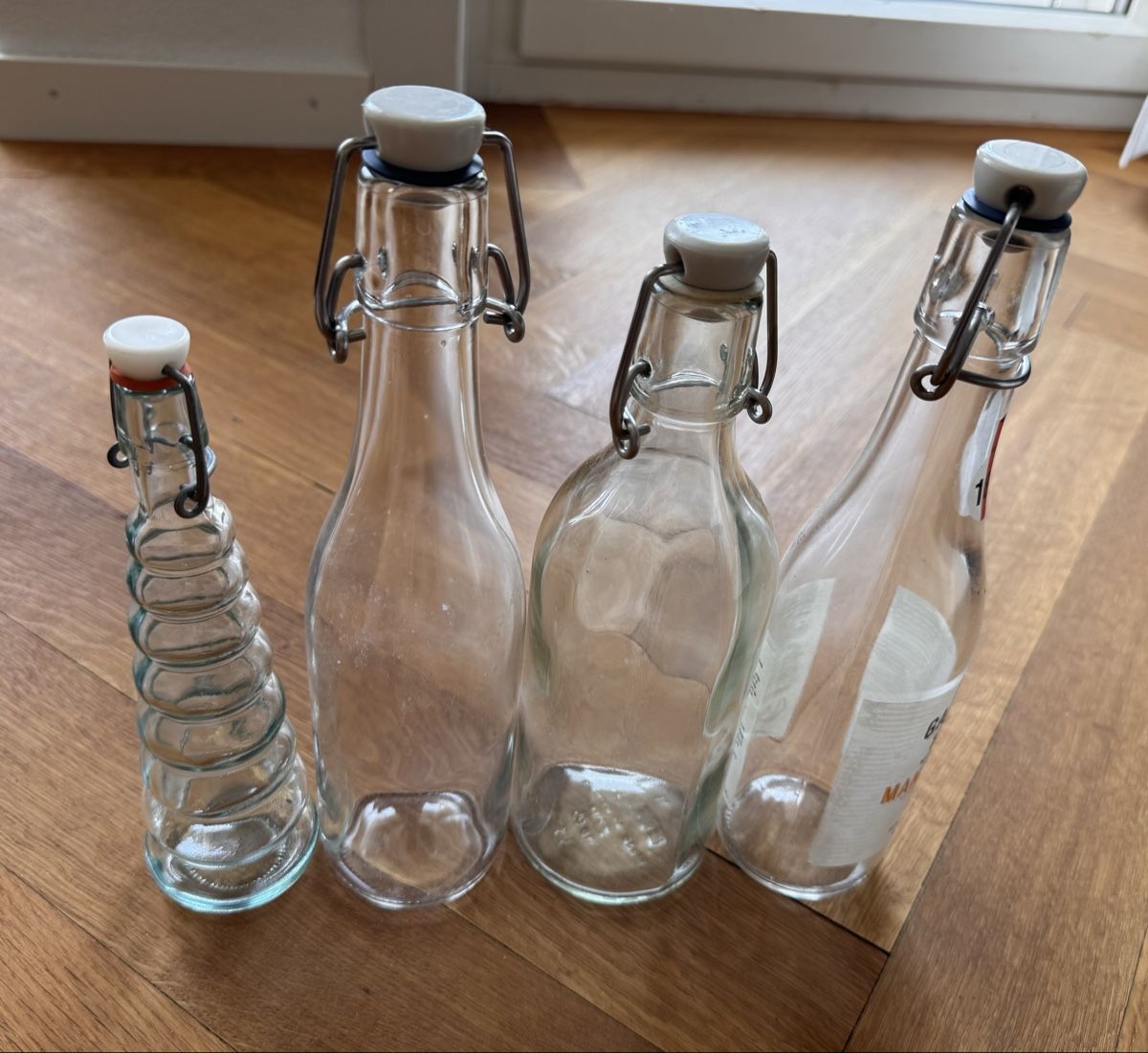 Gläser, Krüge & Flaschen: 4 Glasflaschen mit Bügelverschluss – Gebraucht aus Bern von chr_y8f7