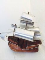 Segelschiff aus Massivholz mit Alu-Segel