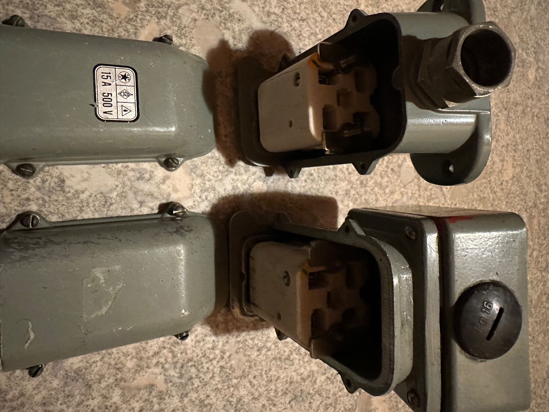 Spine: J15/4Polige Steckdose  -Wanddose-Steckdose – Usato da Huttwil venduto da Bolpa 3