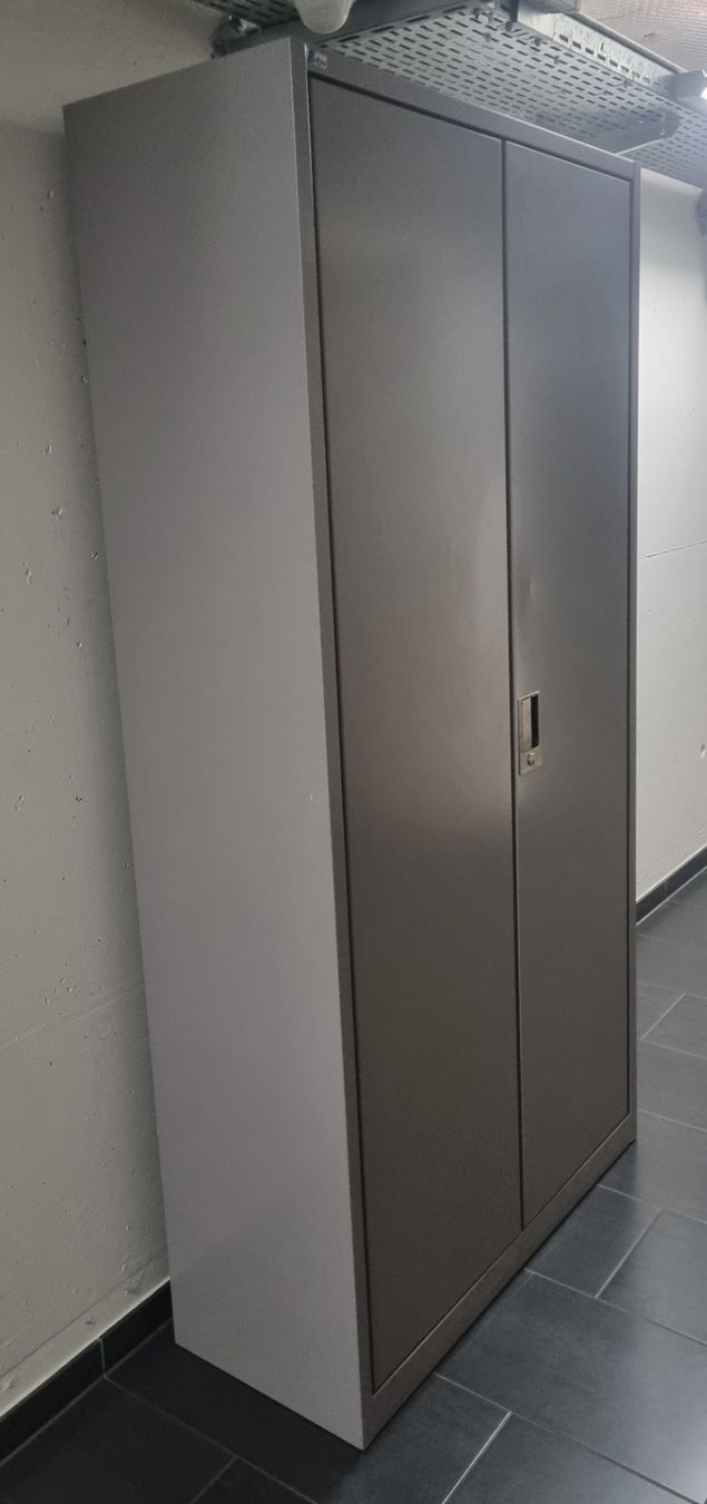Lista Armadi: Zweitüriger Metallschrank LISTA – Usato da Dübendorf venduto da topo73 2
