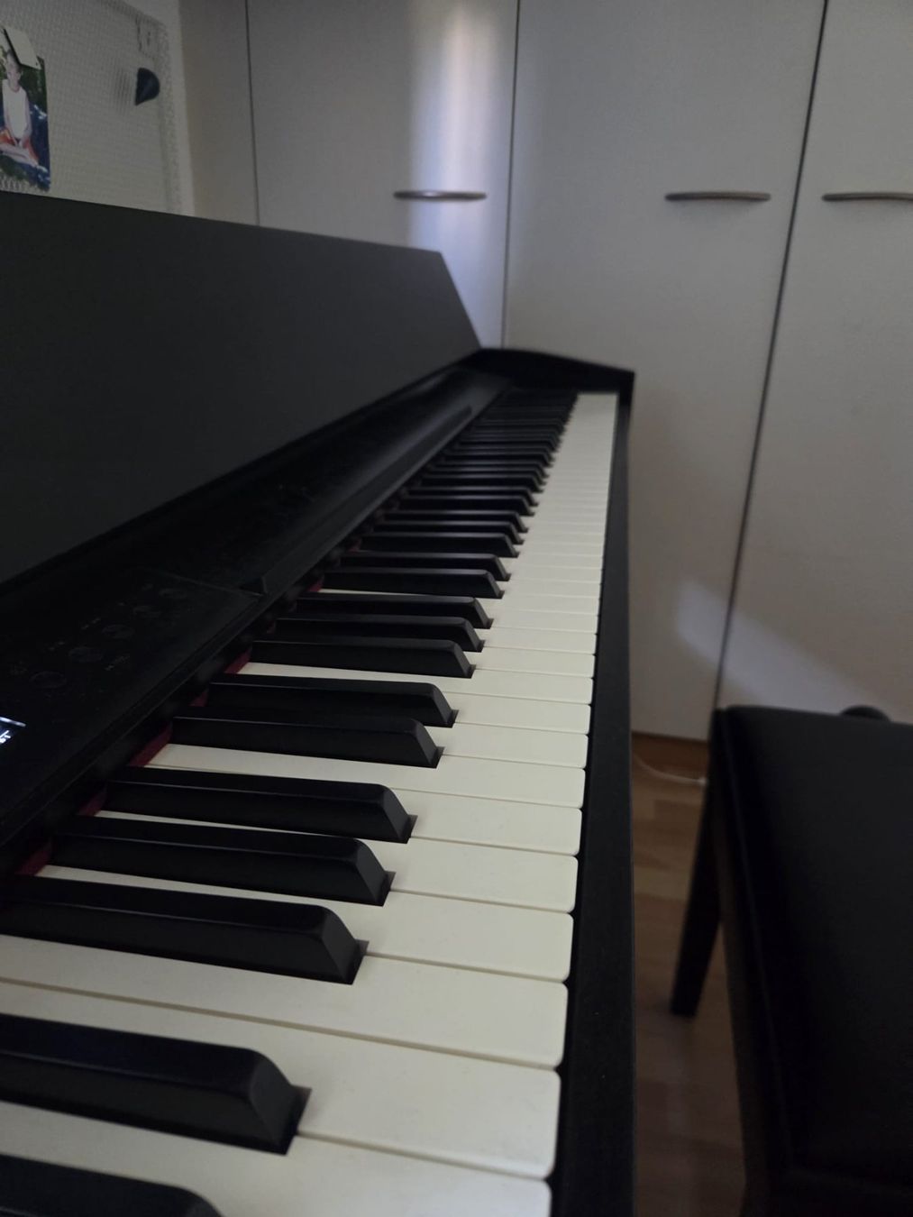 Roland Musikinstrumente: E-Piano mit Stuhl – Neu (gemäss Beschreibung) aus Gossau SG von Jrabsamen