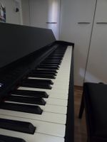 E-Piano mit Stuhl