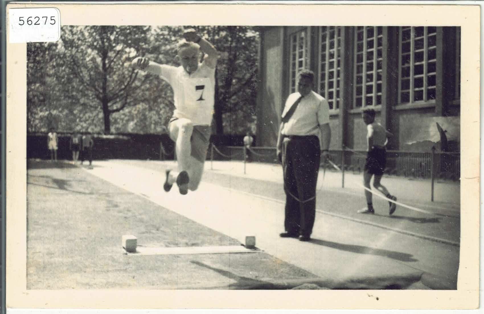 Cartes postales: Sporttag - Der Weitsprung – D'occasion à Ettingen par Kartenplanet