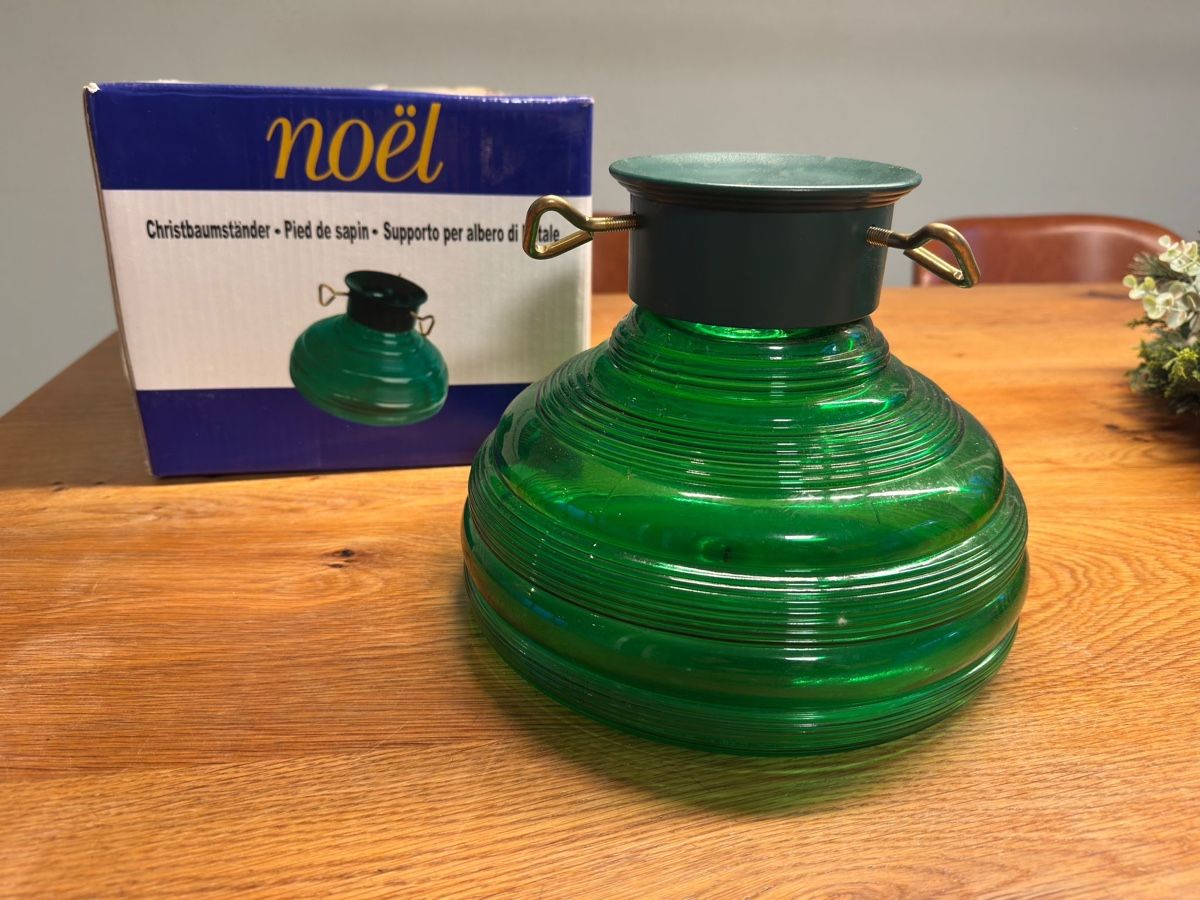 Christbaumständer: Christbaumständer aus Glas - stabil bis 1.8m Baumhöhe🌲 – Gebraucht aus Niederbüren von poschti