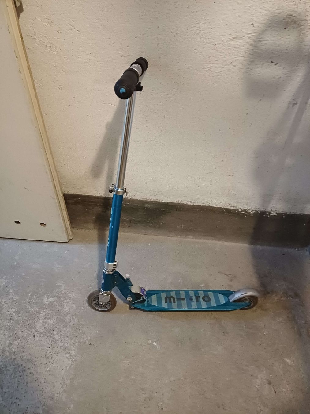 Micro Kickboard: Micro Scooter Kinderroller Blau/Weiss mit Streifen – Neu (gemäss Beschreibung) aus Bern von rikivip 1
