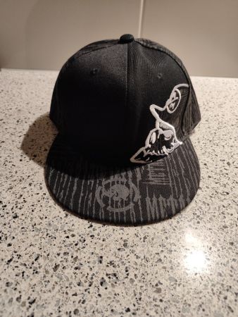 Casquette visière plate metal mulisha