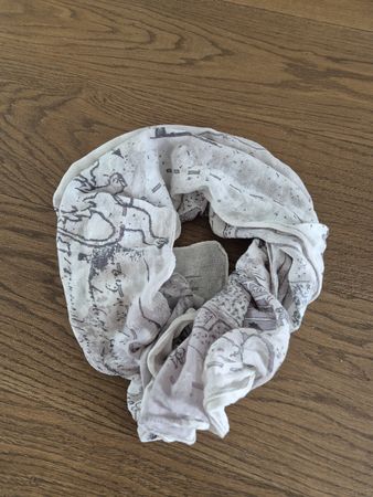 Schöner leichter Schal mit speziellem Muster, neuwertig