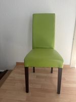 Stuhl im grünem Kunstleder
