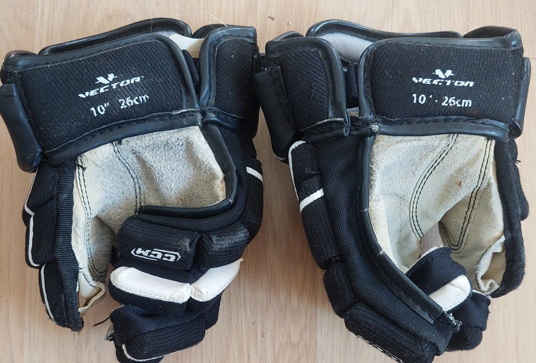 Ccm Guanti: Eishockey Handschuhe vector 10" 26cm gebraucht – Usato da Fischbach-Göslikon venduto da 5525