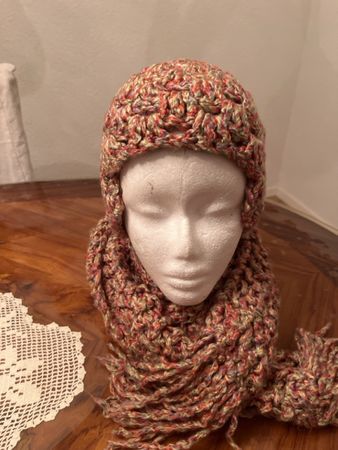 Handgestricktes Winterset, Mütze und Schal, neuwertig
