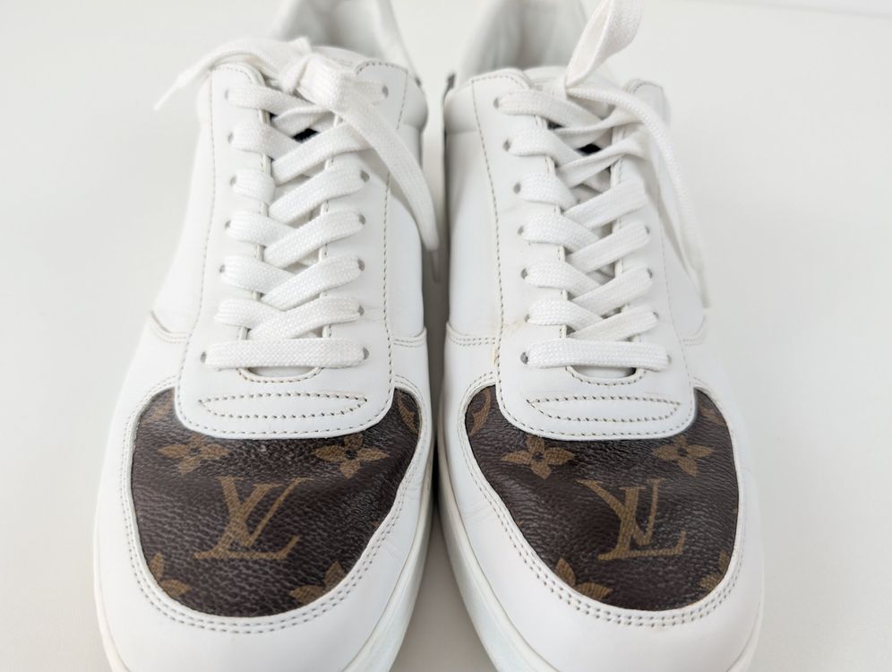 Louis Vuitton Scarpe da uomo: LOUIS VUITTON Rivoli Monogramm Sneaker Weiss – Usato da Schaffhausen venduto da Restwert_SH 1