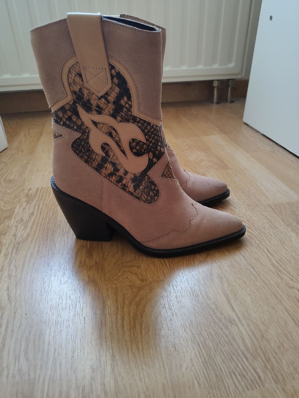 Chaussures femmes: Santiags Roses/beiges – D'occasion à Fleurier par Spoutnik47