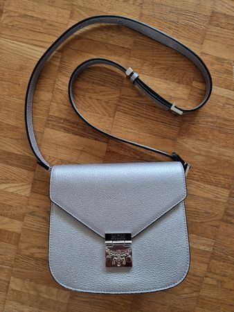 Schöne MCM Umhängetasche Silber, Top Zustand!