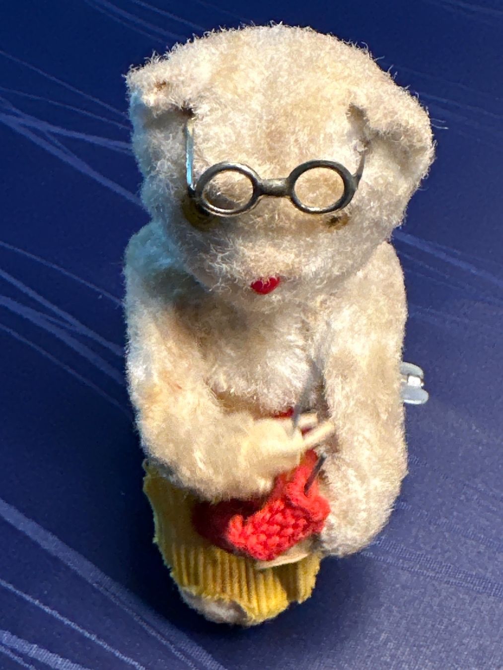 Spielzeuge: strickender Bär / Teddybär mit Aufzugsmechanismus – Gebraucht aus Steffisburg von bwt56 6