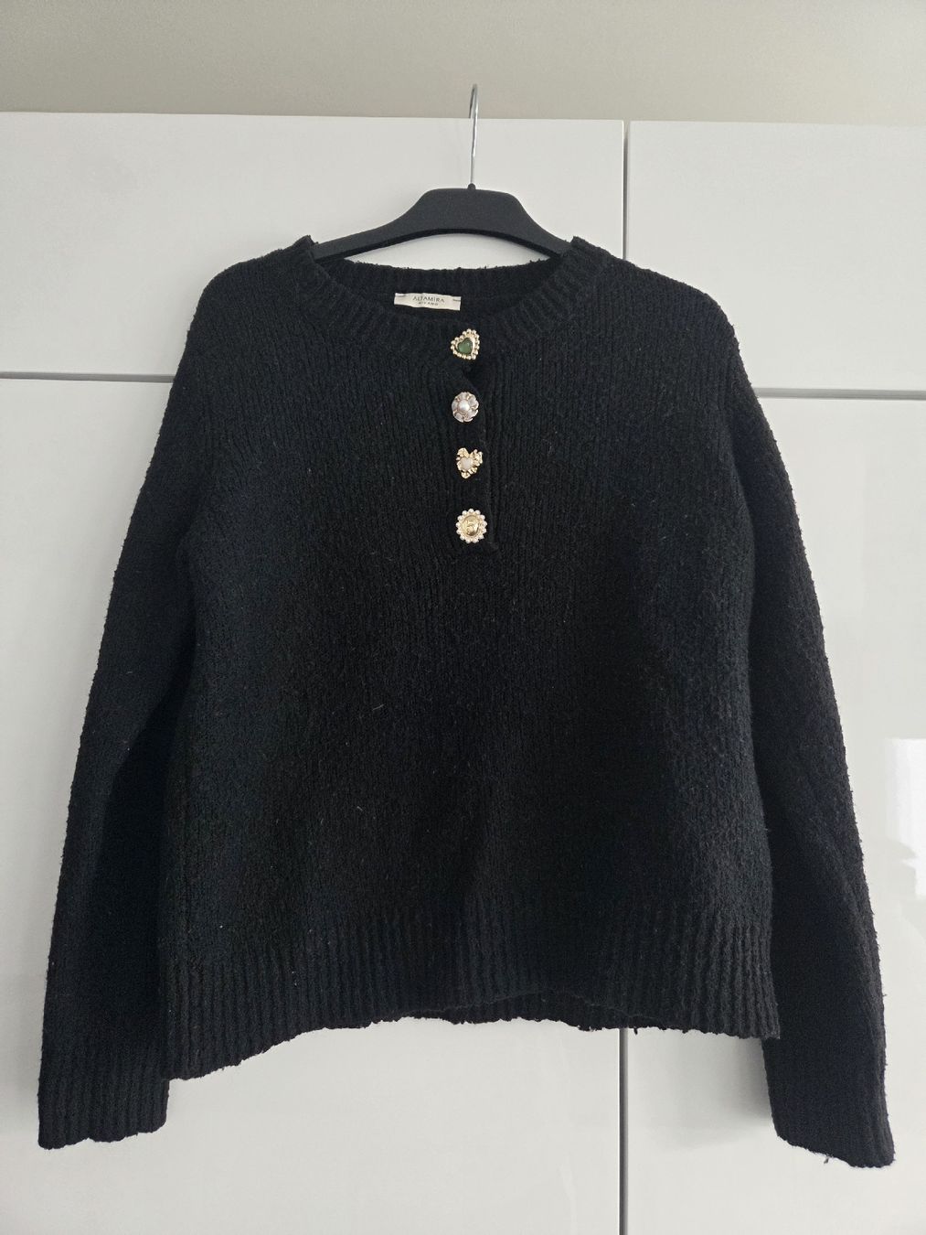 Pullover & Sweatshirts: Schwarzer Strickpullover mit Schmuckknöpfen – Gebraucht aus Rüfenacht BE von Biancaro