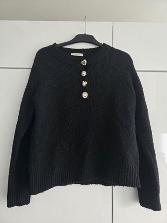 Schwarzer Strickpullover mit Schmuckknöpfen