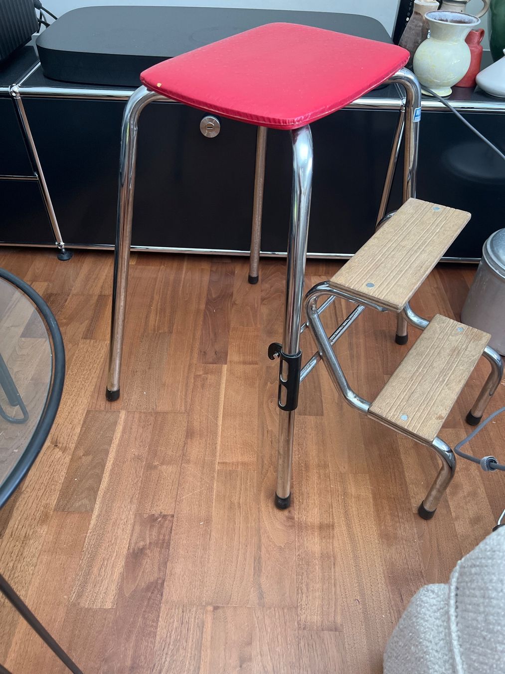 Hocker: Tritthocker Vintage Rot – Gebraucht aus Jona von Sariksa 1