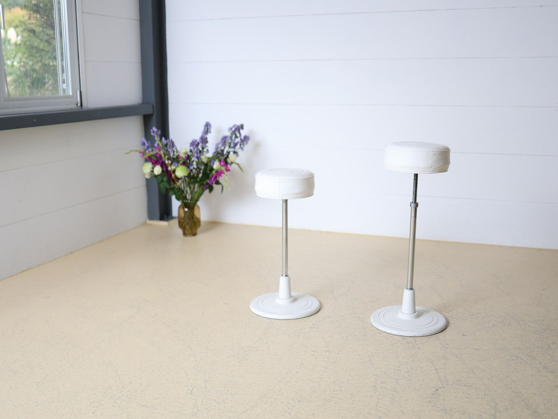 Hocker: Eileen Gray Barhocker | Weiss, Chrom – Gebraucht aus Meinisberg von atelier_TILIJA 3