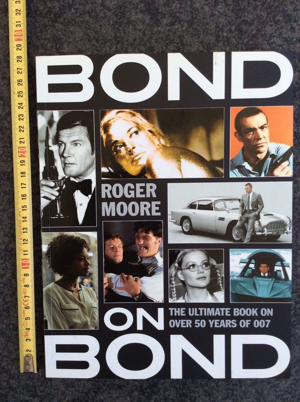 Autografi: Roger Moore, Original Autogramm, auf Buch  Bond on Bond – Usato da Salmsach venduto da aacs65