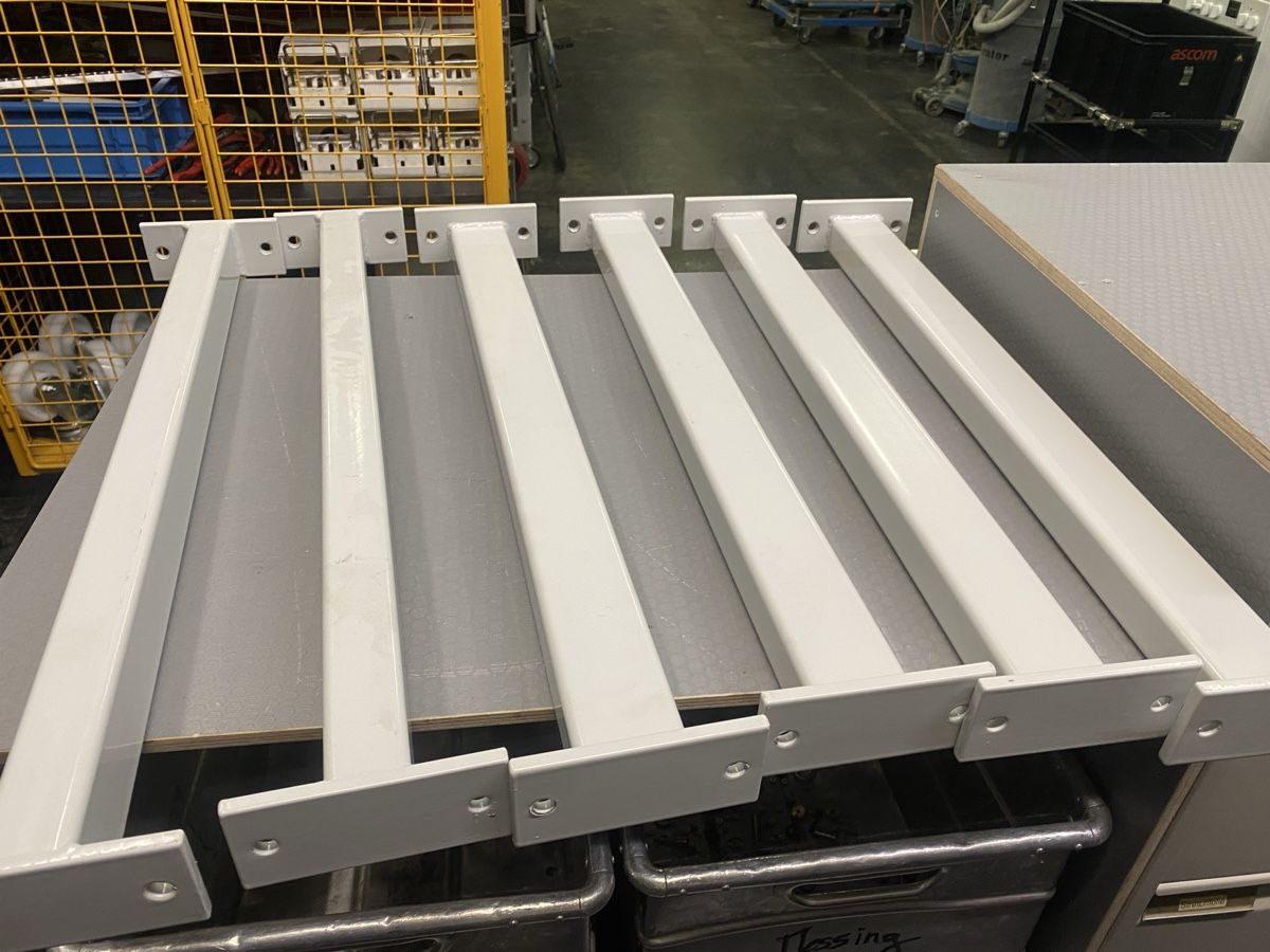 Supporti a parete: Metallkonsolen – Usato da Wabern venduto da HK-Design 2