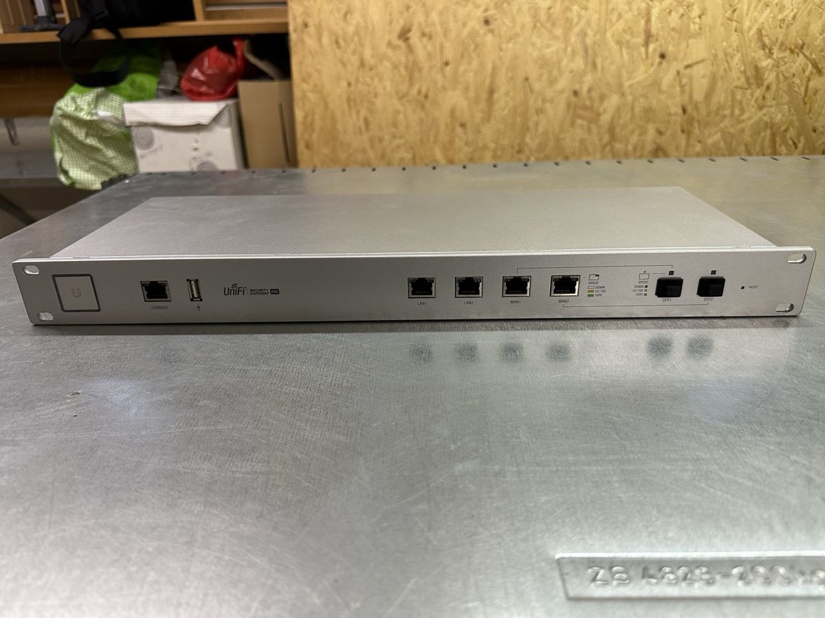 Unifi Modem & Router: UniFi Security Gateway Pro 4 (USG-PRO-4) – Usato da Luzern venduto da FrankGroebel