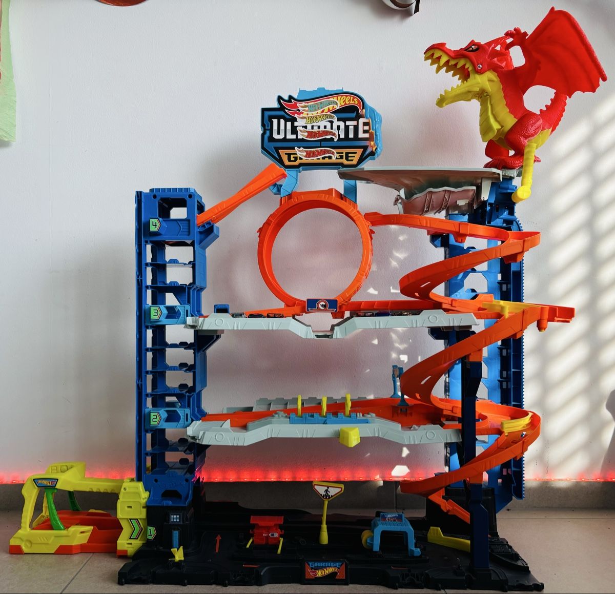 Hot Wheels Spielzeuge: Hot Wheels Ultimate Garage mit Drache – Gebraucht aus Pfeffingen von janineburi