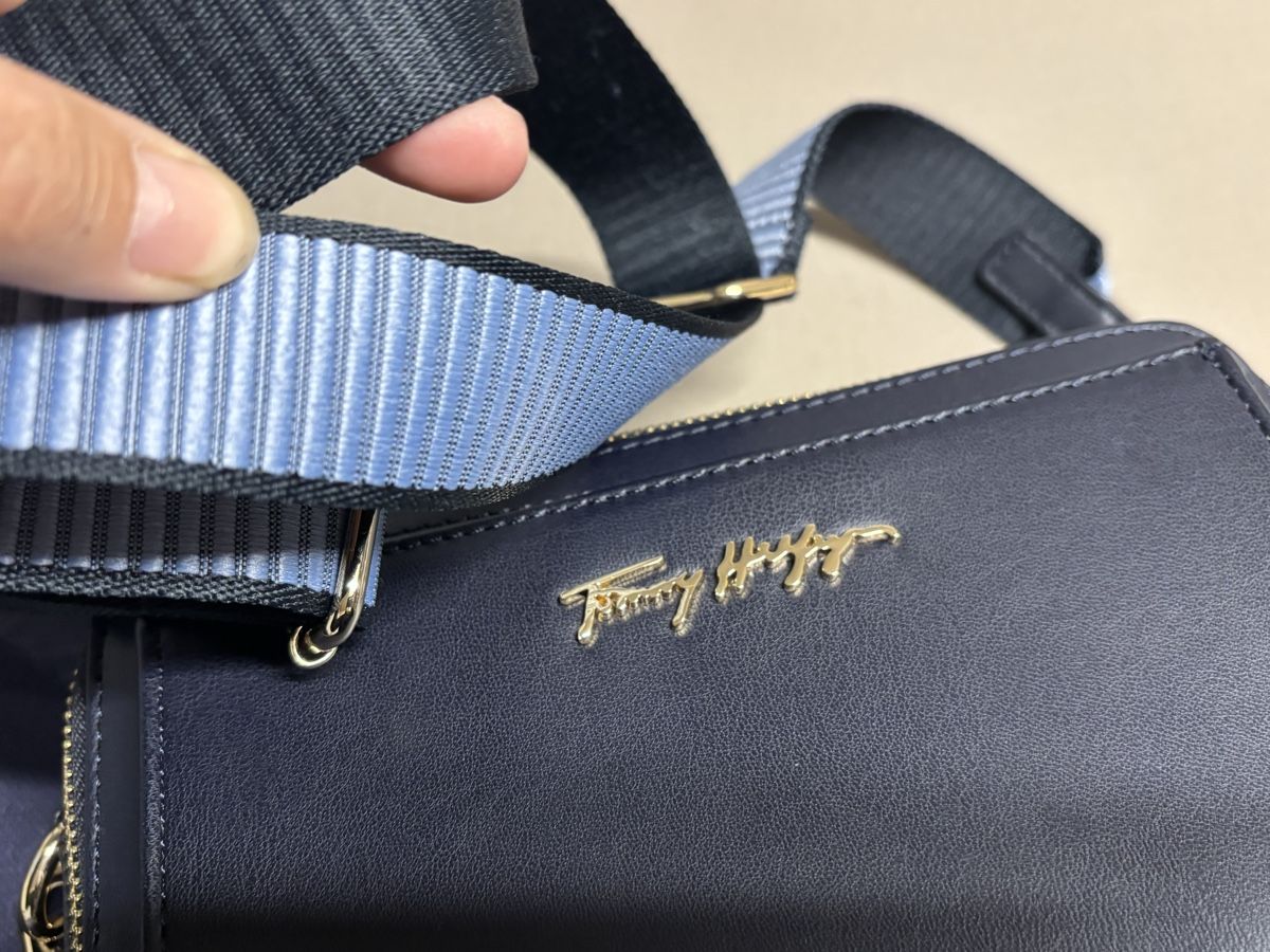 Tommy Hilfiger Borse da donna: Sac à main fermeture éclair Tommy Hilfiger bleu neuf – Nuovo (secondo la descrizione) da Salvenach venduto da gwenwywar 3