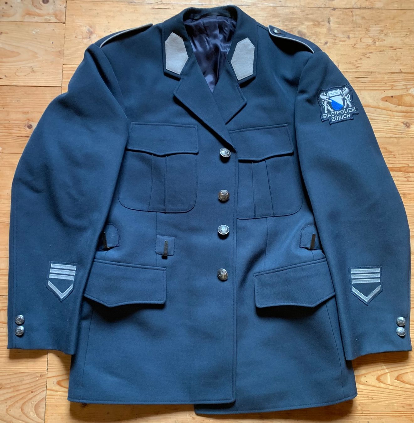 Uniformen: Uniformjacke der Stadtpolizei Zürich – Gebraucht aus Goldingen von