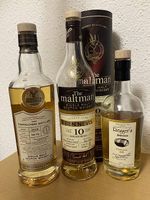 Drei angebrochene Whisky Flaschen